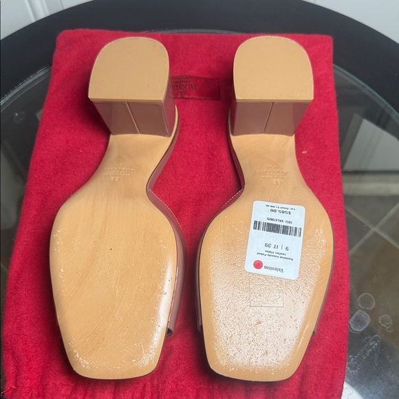 VALENTINO VLOGO 60 PATENT SANDAL 
Size: 39 EU (fits US 8.5 – 9) - Picture 2 of 9